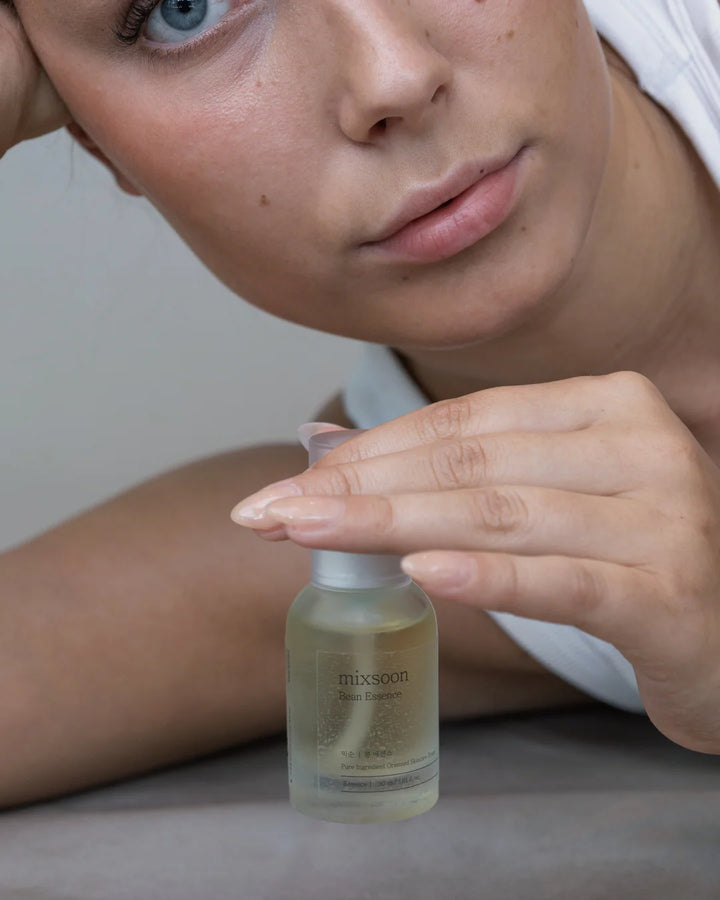 Nuaglow Sommerglød skincare routine with six products, including cleansers, serums, and moisturizers for a radiant glow.